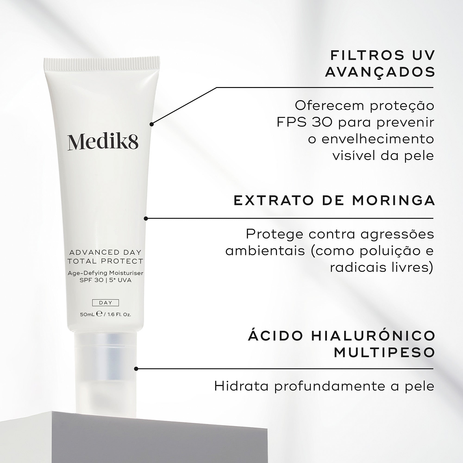 O tubo Advanced Day Total Protect assenta num pedestal branco contra um fundo cinza claro. Linhas de texto destacam os ingredientes-chave: Filtros UV Avançados para proteção FPS 30 contra o envelhecimento visível, Extrato de Moringa para proteger contra agressões ambientais como poluição e radicais livres, e Ácido Hialurónico Multipeso para hidratar profundamente a pele.