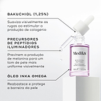 Frasco de sérum Medik8 Bakuchiol Peptides com um conta-gotas suspenso dispensando líquido contra um fundo branco. O texto em português destaca os ingredientes principais: Bakuchiol (1,25%) para suavizar visivelmente as rugas ao estimular a produção de colagénio, Precursores de Peptídios Iluminadores para prevenir a produção de melanina para um tom de pele mais uniforme visivelmente, e Óleo Inka Omega para reabastecer e proteger a barreira da pele.