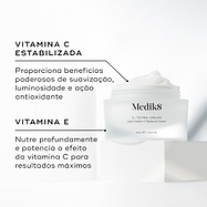 Um pote aberto de Medik8 C-Tetra Cream revelando o creme branco no interior, colocado sobre um bloco branco contra um fundo claro. O texto em português destaca os ingredientes principais: Vitamina C Estabilizada que proporciona benefícios poderosos de suavização, luminosidade e ação antioxidante, e Vitamina E que nutre profundamente e potencia o efeito da vitamina C para resultados máximos.