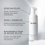 O frasco doseador Clarifying Foam assenta num pedestal branco contra um fundo cinza claro. Linhas de texto destacam os ingredientes-chave: Ácido Salicílico para ajudar a decompor o excesso de óleo que causa imperfeições, Ácido L-Mandélico para esfoliar suavemente para uma tez visivelmente mais clara, e Niacinamida e Óleo de Árvore-do-Chá para ajudar a manter a pele equilibrada e livre de imperfeições.