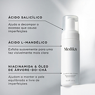 O frasco doseador Clarifying Foam assenta num pedestal branco contra um fundo cinza claro. Linhas de texto destacam os ingredientes-chave: Ácido Salicílico para ajudar a decompor o excesso de óleo que causa imperfeições, Ácido L-Mandélico para esfoliar suavemente para uma tez visivelmente mais clara, e Niacinamida e Óleo de Árvore-do-Chá para ajudar a manter a pele equilibrada e livre de imperfeições.