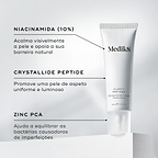 O tubo Clarity Peptides assenta num pedestal branco contra um fundo cinza claro. Linhas de texto destacam os ingredientes-chave: Niacinamida (10%) para acalmar visivelmente a pele e apoiar a sua barreira natural, Crystallide Peptide para promover uma pele de aspeto uniforme e luminoso, e Zinc PCA para ajudar a equilibrar as bactérias causadoras de imperfeições.