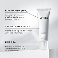 O tubo Clarity Peptides assenta num pedestal branco contra um fundo cinza claro. Linhas de texto destacam os ingredientes-chave: Niacinamida (10%) para acalmar visivelmente a pele e apoiar a sua barreira natural, Crystallide Peptide para promover uma pele de aspeto uniforme e luminoso, e Zinc PCA para ajudar a equilibrar as bactérias causadoras de imperfeições.