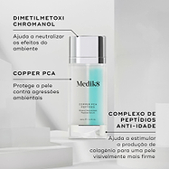 Frasco de sérum de câmara dupla Medik8 Copper PCA Peptides assenta em blocos de exibição brancos contra um fundo claro. O texto em português destaca os ingredientes principais: Dimetilmetoxi Chromanol para ajudar a neutralizar os efeitos do ambiente, Copper PCA para proteger a pele contra agressões ambientais, e Complexo de Peptídios Anti-Idade para ajudar a estimular a produção de colagénio para uma pele visivelmente mais firme.