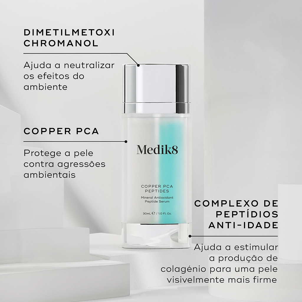 Frasco de sérum de câmara dupla Medik8 Copper PCA Peptides assenta em blocos de exibição brancos contra um fundo claro. O texto em português destaca os ingredientes principais: Dimetilmetoxi Chromanol para ajudar a neutralizar os efeitos do ambiente, Copper PCA para proteger a pele contra agressões ambientais, e Complexo de Peptídios Anti-Idade para ajudar a estimular a produção de colagénio para uma pele visivelmente mais firme.