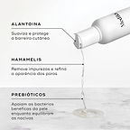 Um frasco de Medik8 Daily Refresh Balancing Toner despeja líquido transparente sobre uma superfície marmoreada contra um fundo claro. O texto em português destaca os ingredientes principais: Alantoína para suavizar e proteger a barreira cutânea, Hamamélis para remover impurezas e refinar a aparência dos poros, e Prebióticos para apoiar as bactérias benéficas da pele enquanto equilibram as nocivas.