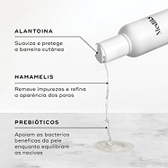 Um frasco de Medik8 Daily Refresh Balancing Toner despeja líquido transparente sobre uma superfície marmoreada contra um fundo claro. O texto em português destaca os ingredientes principais: Alantoína para suavizar e proteger a barreira cutânea, Hamamélis para remover impurezas e refinar a aparência dos poros, e Prebióticos para apoiar as bactérias benéficas da pele enquanto equilibram as nocivas.