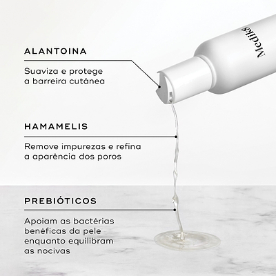 Um frasco de Medik8 Daily Refresh Balancing Toner despeja líquido transparente sobre uma superfície marmoreada contra um fundo claro. O texto em português destaca os ingredientes principais: Alantoína para suavizar e proteger a barreira cutânea, Hamamélis para remover impurezas e refinar a aparência dos poros, e Prebióticos para apoiar as bactérias benéficas da pele enquanto equilibram as nocivas.