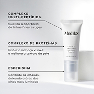 O tubo de Medik8 Eyelift Peptides assenta num bloco branco contra um fundo claro. O texto em português destaca os ingredientes principais: Complexo Multi-Peptídios para suavizar a aparência de linhas finas e rugas, Complexo de Proteínas para reduzir o inchaço visível e melhorar a textura da pele e Esperidina para combater as olheiras, deixando a área dos olhos mais