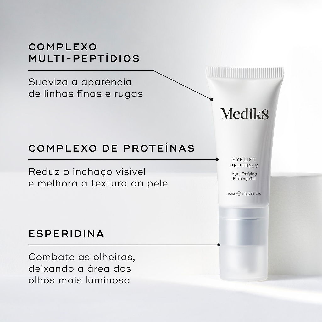 O tubo de Medik8 Eyelift Peptides assenta num bloco branco contra um fundo claro. O texto em português destaca os ingredientes principais: Complexo Multi-Peptídios para suavizar a aparência de linhas finas e rugas, Complexo de Proteínas para reduzir o inchaço visível e melhorar a textura da pele e Esperidina para combater as olheiras, deixando a área dos olhos mais