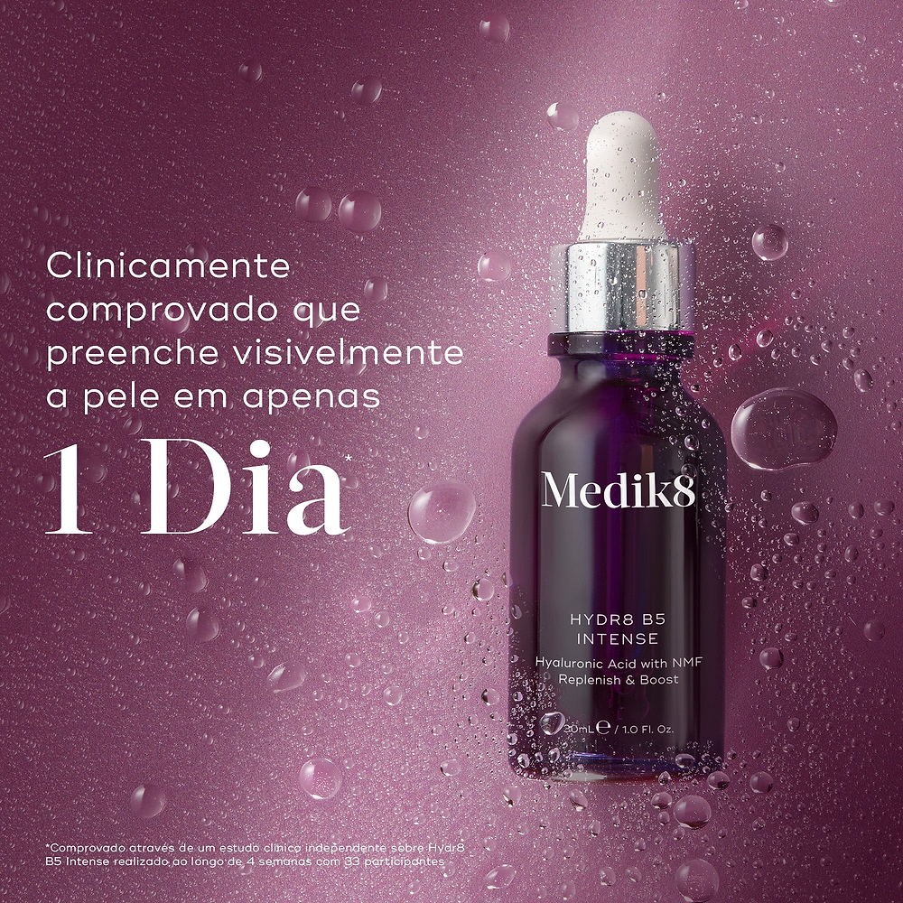 O frasco conta-gotas Hydr8 B5 Intense é mostrado contra um fundo roxo texturizado com gotas de água. Um texto grande afirma que é clinicamente comprovado que preenche visivelmente a pele em apenas 1 dia.