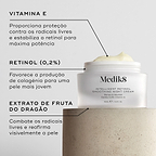 Um frasco aberto de Intelligent Retinol Smoothing Night Cream assenta num pedestal de pedra. Linhas de texto apontam para o produto, destacando os ingredientes-chave: Vitamina E para proteção contra os radicais livres, Retinol (0,2%) para produção de colagénio e Extrato de Fruta do Dragão para reafirmar visivelmente a pele.