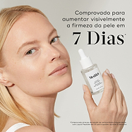 Uma modella sorridente aplica Medik8 Liquid Peptides na bochecha com um conta-gotas. O texto em português destaca resultados visíveis em apenas 7 dias, incluindo linhas finas suavizadas, rugas minimizadas, elasticidade da pele rejuvenescida, textura da pele refinada e hidratação restaurada.