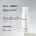 O frasco doseador Micellar Mousse assenta num pedestal branco contra um fundo cinza claro. Linhas de texto destacam os ingredientes-chave: Micelas Infundidas com Óleo de Oliva para remover maquilhagem e impurezas, Extrato de Moringa para remover impurezas da pele, e Glicerina para deixar a pele hidratada e macia.