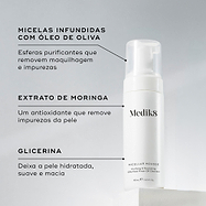 O frasco doseador Micellar Mousse assenta num pedestal branco contra um fundo cinza claro. Linhas de texto destacam os ingredientes-chave: Micelas Infundidas com Óleo de Oliva para remover maquilhagem e impurezas, Extrato de Moringa para remover impurezas da pele, e Glicerina para deixar a pele hidratada e macia.