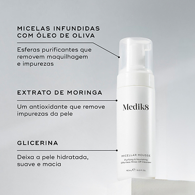 O frasco doseador Micellar Mousse assenta num pedestal branco contra um fundo cinza claro. Linhas de texto destacam os ingredientes-chave: Micelas Infundidas com Óleo de Oliva para remover maquilhagem e impurezas, Extrato de Moringa para remover impurezas da pele, e Glicerina para deixar a pele hidratada e macia.