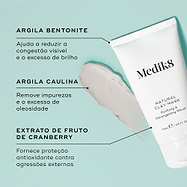 Close-up de uma textura de argila cinza e do tubo Natural Clay Mask contra um fundo verde menta claro. Linhas de texto destacam os ingredientes-chave: Argila Bentonite para ajudar a reduzir a congestão visível e o excesso de brilho, Argila Caulina para remover impurezas e o excesso de oleosidade, e Extrato de Fruto de Cranberry para fornecer proteção antioxidante contra agressões externas.