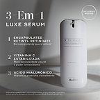 O frasco r-Retinoate Day & Night assenta numa superfície de mármore contra um fundo claro com um selo "EXCLUSIVO MEDIK8". Intitulado "3-Em-1 LUXE SERUM", o texto lista os seus componentes-chave: 1. Retinyl Retinoate Encapsulado (8x mais potente que o retinol), 2. Vitamina C Estabilizada (para luminosidade visível e poder antioxidante), e 3. Ácido Hialurónico (hidrata e preenche visivelmente).