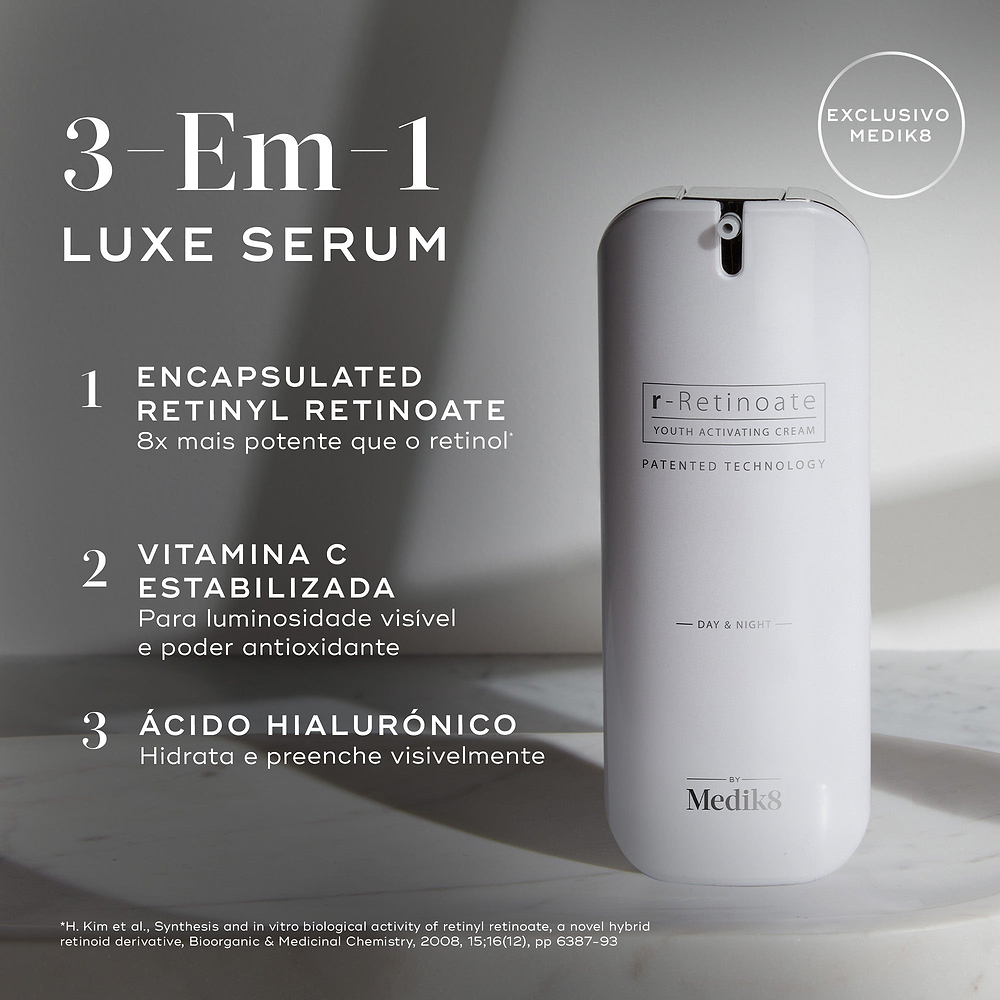 O frasco r-Retinoate Day & Night assenta numa superfície de mármore contra um fundo claro com um selo "EXCLUSIVO MEDIK8". Intitulado "3-Em-1 LUXE SERUM", o texto lista os seus componentes-chave: 1. Retinyl Retinoate Encapsulado (8x mais potente que o retinol), 2. Vitamina C Estabilizada (para luminosidade visível e poder antioxidante), e 3. Ácido Hialurónico (hidrata e preenche visivelmente).
