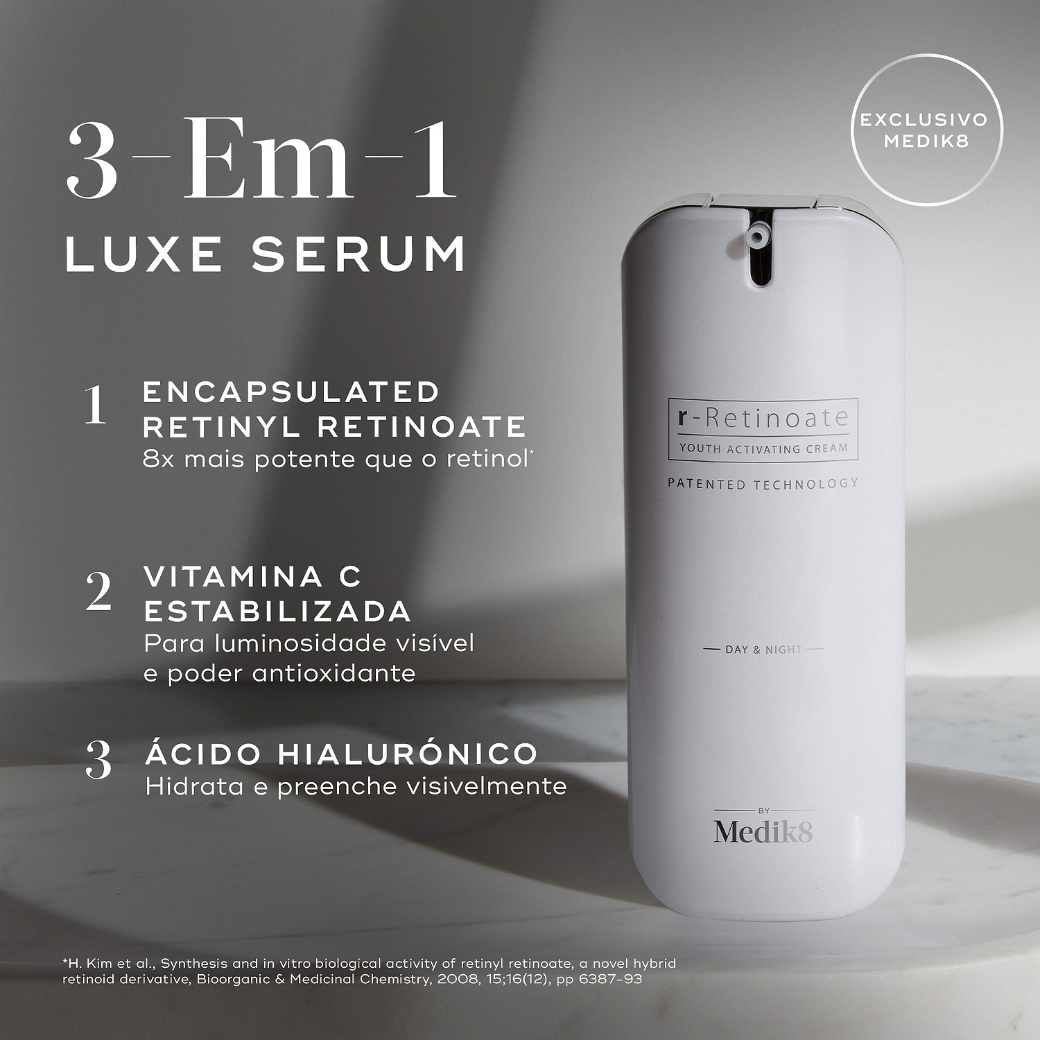 O frasco r-Retinoate Day & Night assenta numa superfície de mármore contra um fundo claro com um selo "EXCLUSIVO MEDIK8". Intitulado "3-Em-1 LUXE SERUM", o texto lista os seus componentes-chave: 1. Retinyl Retinoate Encapsulado (8x mais potente que o retinol), 2. Vitamina C Estabilizada (para luminosidade visível e poder antioxidante), e 3. Ácido Hialurónico (hidrata e preenche visivelmente).