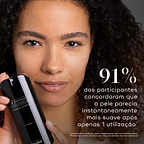 Um close-up de uma mulher segurando o frasco r-Retinoate Intense contra um fundo escuro neutro. Um texto grande afirma que 91% dos participantes concordaram que a pele parecia instantaneamente mais suave após apenas 1 utilização.