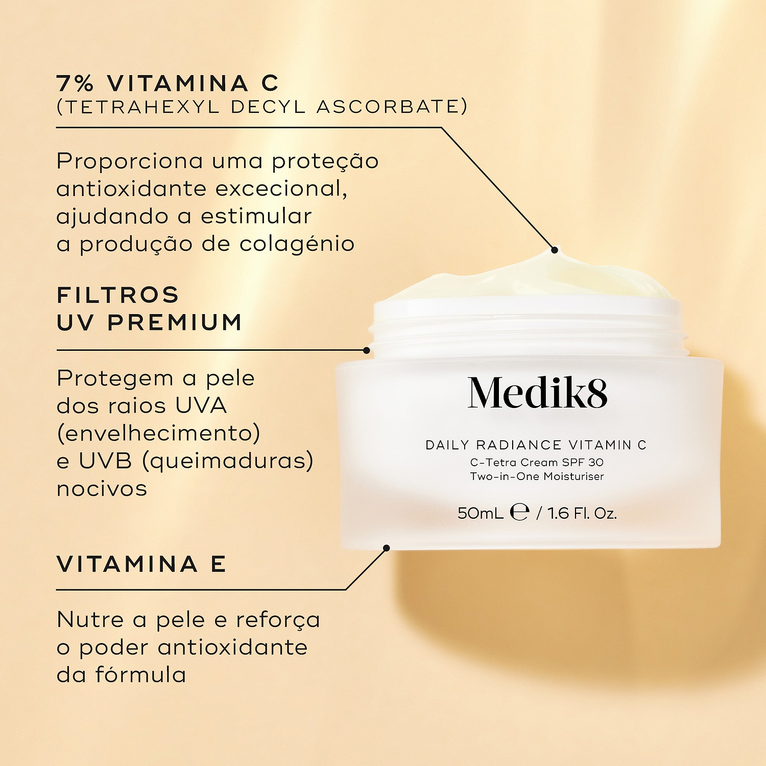 O frasco Daily Radiance Vitamin C está aberto num fundo bege. Linhas de texto destacam os ingredientes-chave: Vitamina C 7% (Ascorbato de Tetrahexildecil) para proteção antioxidante excecional e estimulação de colagénio, Filtros UV Premium para proteger contra os raios nocivos UVA e UVB, e Vitamina E para nutrir a pele e reforçar o poder antioxidante.