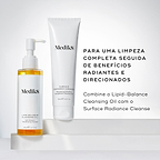 Um frasco doseador de Lipid Balance Cleansing Oil e um tubo de Surface Radiance Cleanse estão sobre degraus brancos num fundo claro. O texto afirma: "PARA UMA LIMPEZA COMPLETA SEGUIDA DE BENEFÍCIOS RADIANTES E DIRECIONADOS", aconselhando a combinar o Lipid-Balance Cleansing Oil com o Surface Radiance Cleanse.