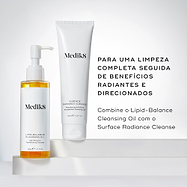 Um frasco doseador de Lipid Balance Cleansing Oil e um tubo de Surface Radiance Cleanse estão sobre degraus brancos num fundo claro. O texto afirma: "PARA UMA LIMPEZA COMPLETA SEGUIDA DE BENEFÍCIOS RADIANTES E DIRECIONADOS", aconselhando a combinar o Lipid-Balance Cleansing Oil com o Surface Radiance Cleanse.