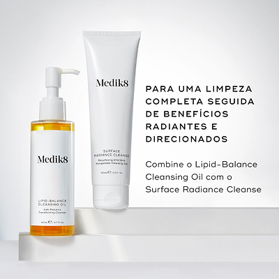 Um frasco doseador de Lipid Balance Cleansing Oil e um tubo de Surface Radiance Cleanse estão sobre degraus brancos num fundo claro. O texto afirma: "PARA UMA LIMPEZA COMPLETA SEGUIDA DE BENEFÍCIOS RADIANTES E DIRECIONADOS", aconselhando a combinar o Lipid-Balance Cleansing Oil com o Surface Radiance Cleanse.