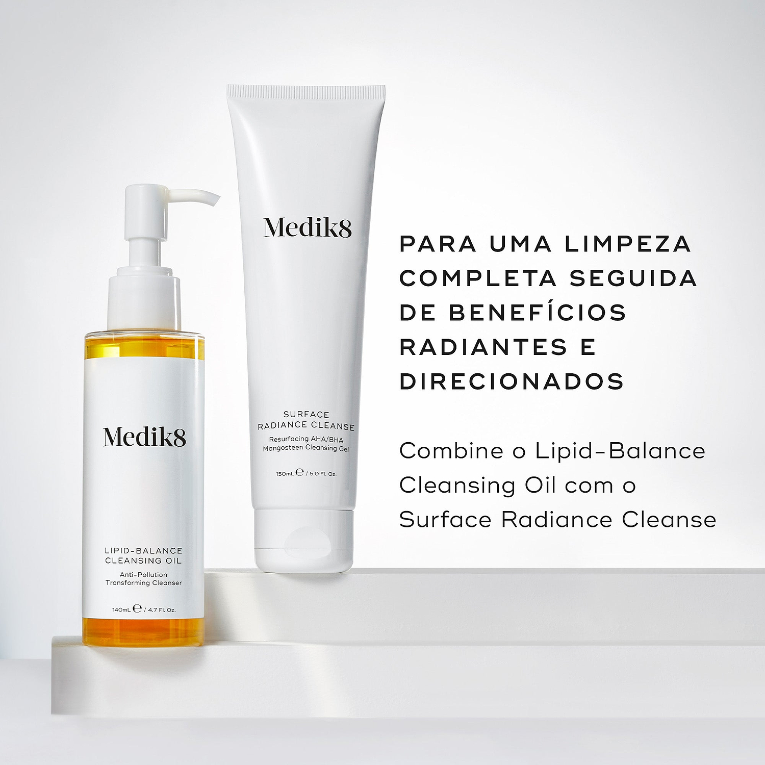 Um frasco doseador de Lipid Balance Cleansing Oil e um tubo de Surface Radiance Cleanse estão sobre degraus brancos num fundo claro. O texto afirma: "PARA UMA LIMPEZA COMPLETA SEGUIDA DE BENEFÍCIOS RADIANTES E DIRECIONADOS", aconselhando a combinar o Lipid-Balance Cleansing Oil com o Surface Radiance Cleanse.
