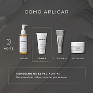 Um guia de rotina noturna exibe produtos Medik8 sobre um fundo com textura de argila cinza escuro. O tubo Natural Clay Mask é destacado como a etapa "TRATAR", usado após um produto de limpeza e antes da Vitamina A e do hidratante. Um conselho de especialista recomenda a utilização da máscara uma vez por semana.