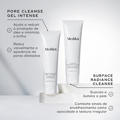 Os tubos Medik8 Pore Cleanse Gel Intense e Surface Radiance Cleanse estão sobre degraus brancos num fundo cinza claro. O texto lista os benefícios do Pore Cleanse Gel Intense: ajuda a reduzir o óleo e o brilho, e reduz visivelmente os poros dilatados. Benefícios do Surface Radiance Cleanse: suaviza e ilumina a pele, e combate sinais de envelhecimento como opacidade e textura irregular.