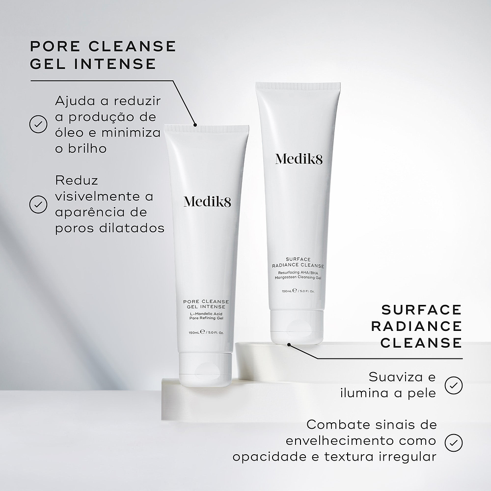 Os tubos Medik8 Pore Cleanse Gel Intense e Surface Radiance Cleanse estão sobre degraus brancos num fundo cinza claro. O texto lista os benefícios do Pore Cleanse Gel Intense: ajuda a reduzir o óleo e o brilho, e reduz visivelmente os poros dilatados. Benefícios do Surface Radiance Cleanse: suaviza e ilumina a pele, e combate sinais de envelhecimento como opacidade e textura irregular.