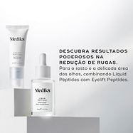 O tubo de Medik8 Eyelift Peptides e o frasco de Liquid Peptides assentam em blocos de exibição brancos. O texto em português sugere descobrir resultados poderosos na redução de rugas para o rosto e a delicada área dos olhos combinando Liquid Peptides com Eyelift Peptides.