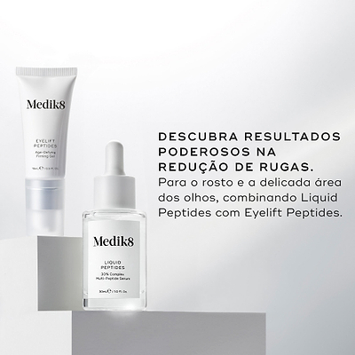 O tubo de Medik8 Eyelift Peptides e o frasco de Liquid Peptides assentam em blocos de exibição brancos. O texto em português sugere descobrir resultados poderosos na redução de rugas para o rosto e a delicada área dos olhos combinando Liquid Peptides com Eyelift Peptides.