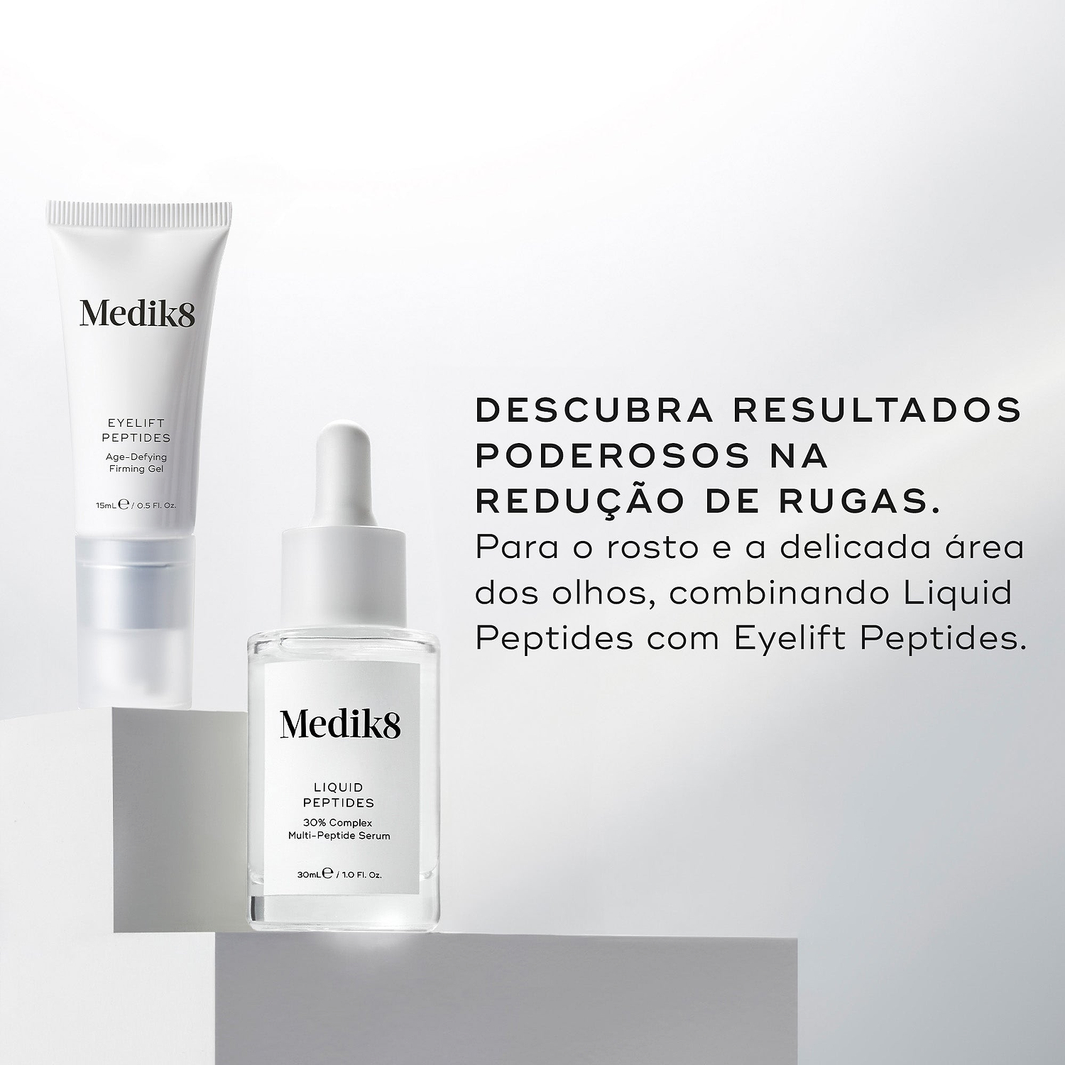 O tubo de Medik8 Eyelift Peptides e o frasco de Liquid Peptides assentam em blocos de exibição brancos. O texto em português sugere descobrir resultados poderosos na redução de rugas para o rosto e a delicada área dos olhos combinando Liquid Peptides com Eyelift Peptides.