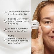 Uma mulher sorridente com um pouco de creme sob o olho segura o frasco Advanced Night Eye contra um fundo claro. Os marcadores listam os benefícios: transforma o aspeto de olhos cansados, suaviza visivelmente linhas finas ao redor dos olhos, ilumina a aparência da área dos olhos, e nutre profundamente e conforta a delicada zona ocular.