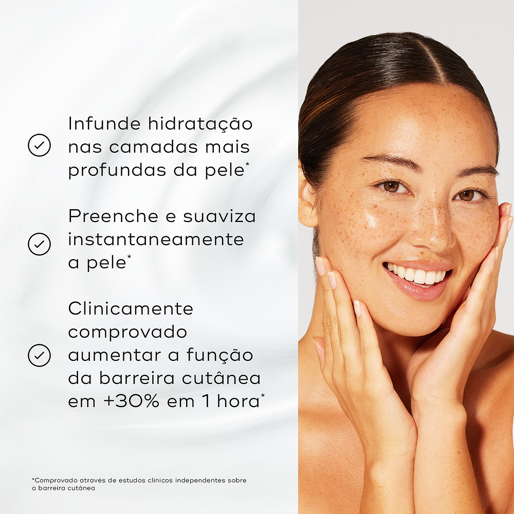 Uma mulher sorridente com pele luminosa é mostrada ao lado de um fundo de textura de creme branco. Os marcadores listam os benefícios: infunde hidratação nas camadas mais profundas da pele, preenche e suaviza instantaneamente a pele, e é clinicamente comprovado aumentar a função da barreira cutânea em +30% em 1 hora.