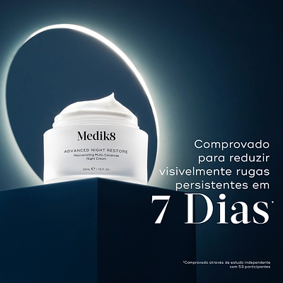 O pote Medik8 Advanced Night Restore fica em um bloco geométrico azul escuro com uma luz de halo brilhante atrás dele. O texto em português afirma com destaque que está comprovado que reduz visivelmente rugas persistentes em 7 dias, com base em um estudo independente.