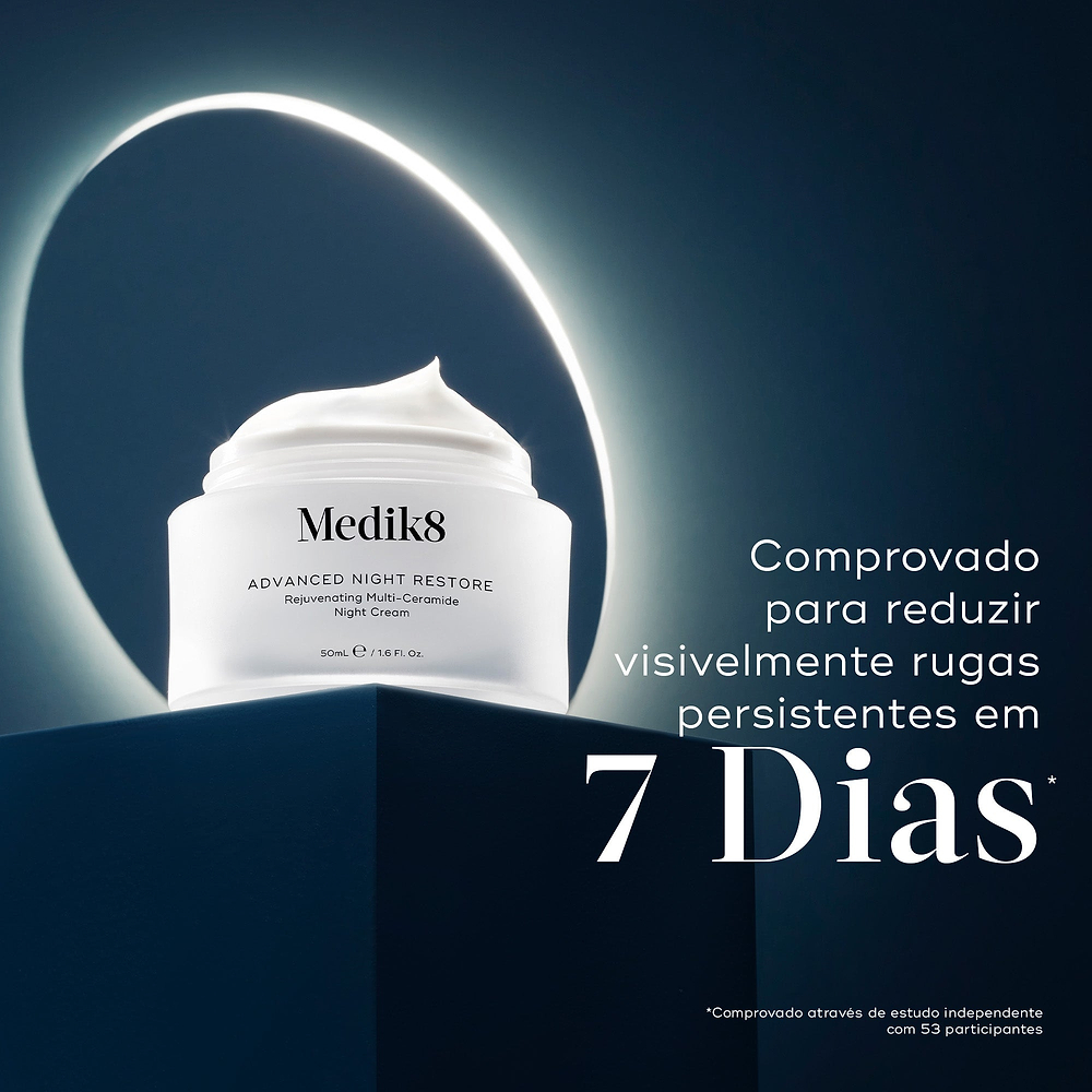 O pote Medik8 Advanced Night Restore fica em um bloco geométrico azul escuro com uma luz de halo brilhante atrás dele. O texto em português afirma com destaque que está comprovado que reduz visivelmente rugas persistentes em 7 dias, com base em um estudo independente.
