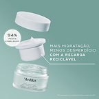 Uma vista desconstruída do frasco do creme Medik8 Total Moisture Daily Facial Cream sobre um fundo verde-azulado. A tampa flutua sobre uma recarga reciclável branca cheia de creme, posicionada acima do frasco de vidro principal. O texto destaca a recarga reciclável com "94% menos embalagem" e "Mais hidratação, menos desperdício."