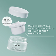 Uma vista desconstruída do frasco do creme Medik8 Total Moisture Daily Facial Cream sobre um fundo verde-azulado. A tampa flutua sobre uma recarga reciclável branca cheia de creme, posicionada acima do frasco de vidro principal. O texto destaca a recarga reciclável com "94% menos embalagem" e "Mais hidratação, menos desperdício."