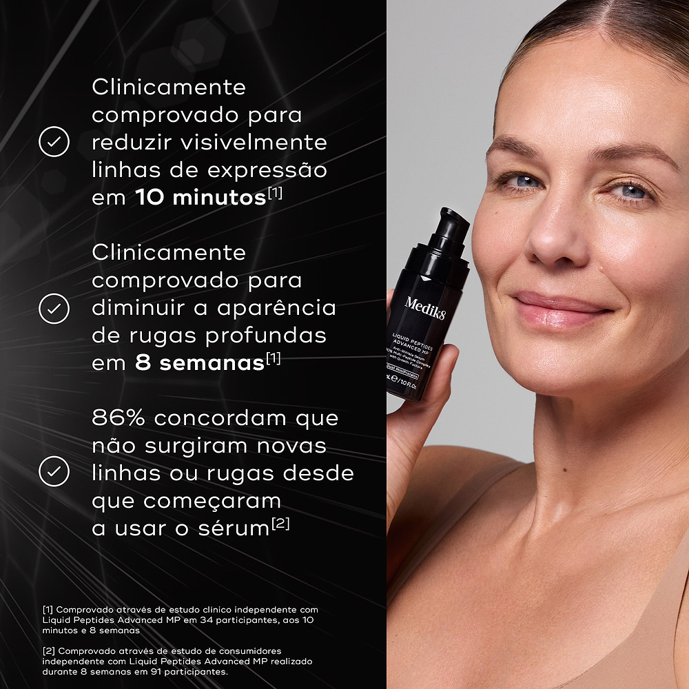 Uma modella sorridente segura um frasco preto de Medik8 Liquid Peptides Advanced MP contra um fundo escuro. O texto em português lista os benefícios: clinicamente comprovado para reduzir visivelmente linhas de expressão em 10 minutos, clinicamente comprovado para diminuir a aparência de rugas profundas em 8 semanas, e 86% concordam que não surgiram novas linhas ou rugas desde que começaram a usar o sérum.