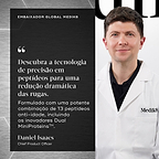 Retrato de Daniel Isaacs, Embaixador Global e Diretor de Produtos da Medik8, vestindo uma bata branca de laboratório. O texto em português cita-o dizendo: "Descubra a tecnologia de precisão em peptídeos para uma redução dramática das rugas. Formulado com uma potente combinação de 13 peptídeos anti-idade, incluindo os inovadores Dual MiniProteins™.".