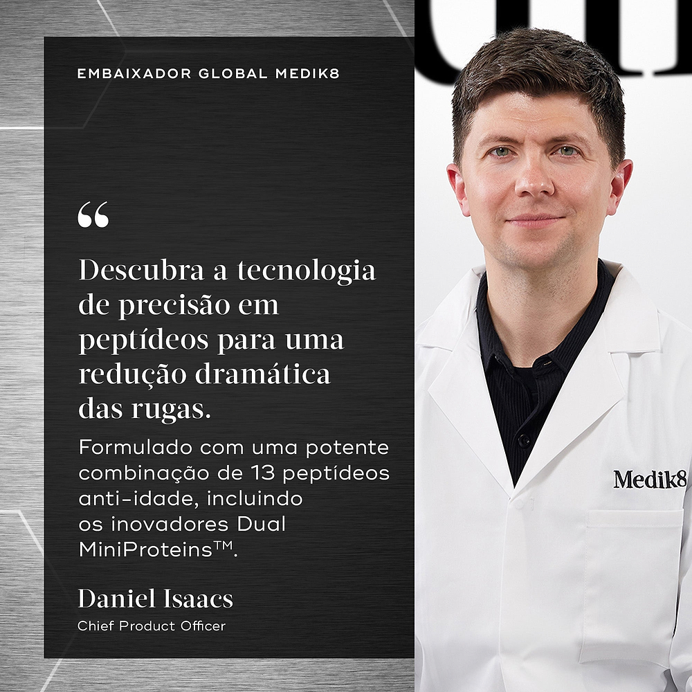 Retrato de Daniel Isaacs, Embaixador Global e Diretor de Produtos da Medik8, vestindo uma bata branca de laboratório. O texto em português cita-o dizendo: "Descubra a tecnologia de precisão em peptídeos para uma redução dramática das rugas. Formulado com uma potente combinação de 13 peptídeos anti-idade, incluindo os inovadores Dual MiniProteins™.".