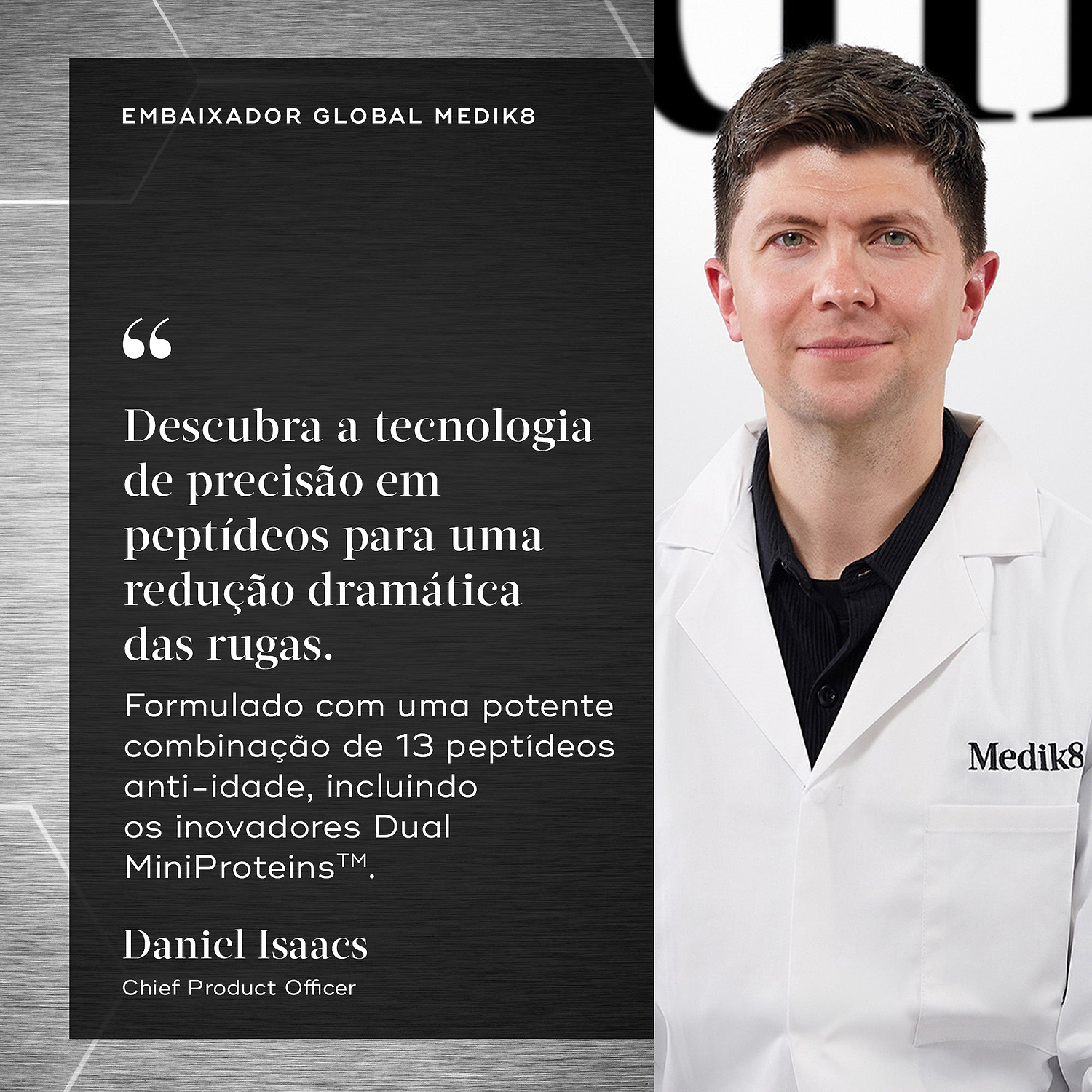 Retrato de Daniel Isaacs, Embaixador Global e Diretor de Produtos da Medik8, vestindo uma bata branca de laboratório. O texto em português cita-o dizendo: "Descubra a tecnologia de precisão em peptídeos para uma redução dramática das rugas. Formulado com uma potente combinação de 13 peptídeos anti-idade, incluindo os inovadores Dual MiniProteins™.".
