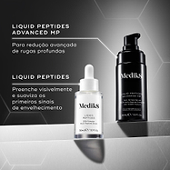 Imagem de comparação mostrando o frasco transparente de Medik8 Liquid Peptides e o frasco preto de Liquid Peptides Advanced MP lado a lado em blocos prateados em camadas contra um fundo escuro. O texto em português explica os seus usos: Liquid Peptides Advanced MP para redução avançada de rugas profundas, e Liquid Peptides para preencher visivelmente e suavizar os primeiros sinais de envelhecimento.