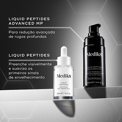 Imagem de comparação mostrando o frasco transparente de Medik8 Liquid Peptides e o frasco preto de Liquid Peptides Advanced MP lado a lado em blocos prateados em camadas contra um fundo escuro. O texto em português explica os seus usos: Liquid Peptides Advanced MP para redução avançada de rugas profundas, e Liquid Peptides para preencher visivelmente e suavizar os primeiros sinais de envelhecimento.