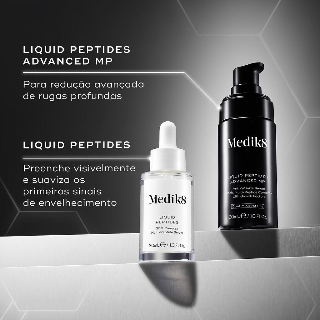 Imagem de comparação mostrando o frasco transparente de Medik8 Liquid Peptides e o frasco preto de Liquid Peptides Advanced MP lado a lado em blocos prateados em camadas contra um fundo escuro. O texto em português explica os seus usos: Liquid Peptides Advanced MP para redução avançada de rugas profundas, e Liquid Peptides para preencher visivelmente e suavizar os primeiros sinais de envelhecimento.