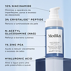O frasco de sérum Medik8 Niacinamide Peptides repousa sobre um bloco de vidro azul contra um fundo azul claro. O texto em português destaca os ingredientes principais: 10% Niacinamide para minimizar a aparência de imperfeições, poros e excesso de oleosidade, 3% Crystalide™ Peptide para renovar a luminosidade da pele, N-Acetyl Glucosamine (NAG) para reforçar a barreira cutânea, 1% Zinc PCA para ajudar a reduzir visivelmente o excesso de sebo, e Hyaluronic Acid para atrair a água para uma pele preenchida e su